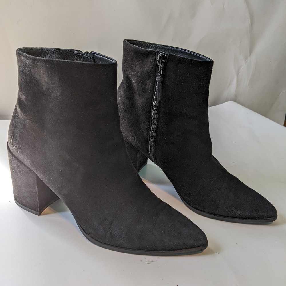 Stuart Weitzman suede ankle booties size 8 in VGUC